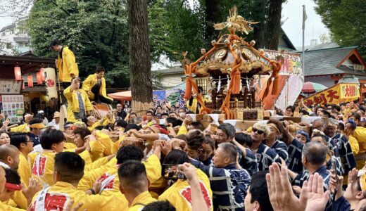 田無神社の例大祭で神輿が田無駅前を練り歩きました
